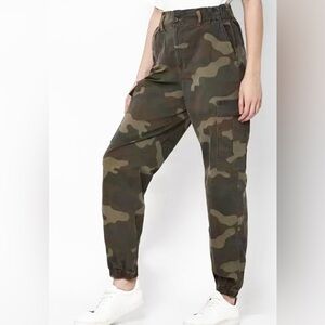 American Eagle Camo Cargo Pants Size 6 Stretchy Comfy